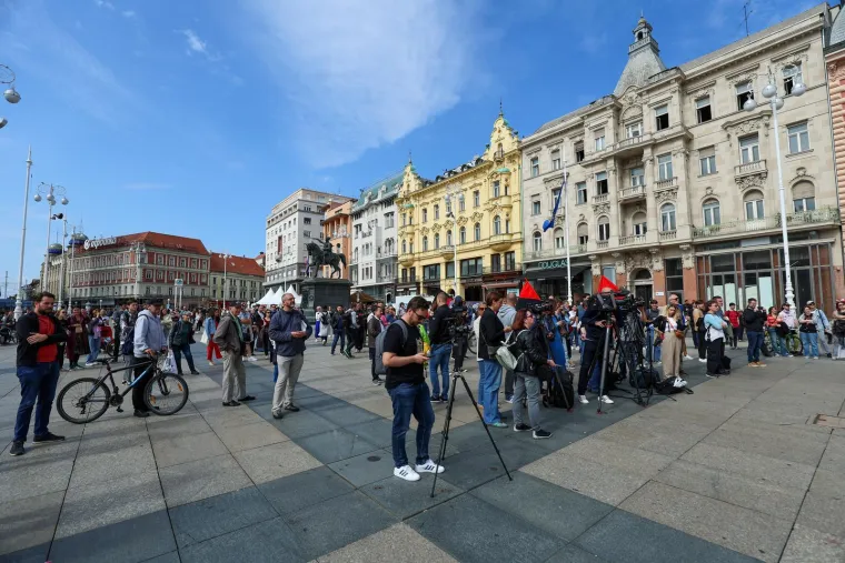 Zanosne dame plijenile pažnju na prosvjedu protiv obveznog vojnog roka