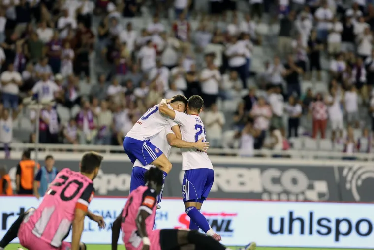 Uzavrela atmosfera na Poljudu: Misteroizne navijačice privukle pažnju