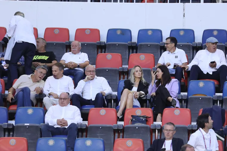 Uzavrela atmosfera na Poljudu: Misteroizne navijačice privukle pažnju