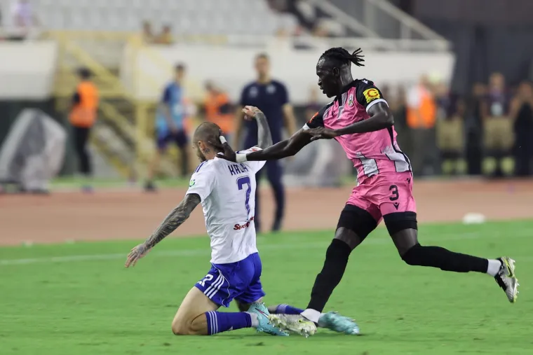 Uzavrela atmosfera na Poljudu: Misteroizne navijačice privukle pažnju