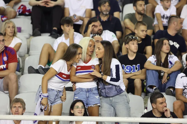 Uzavrela atmosfera na Poljudu: Misteroizne navijačice privukle pažnju