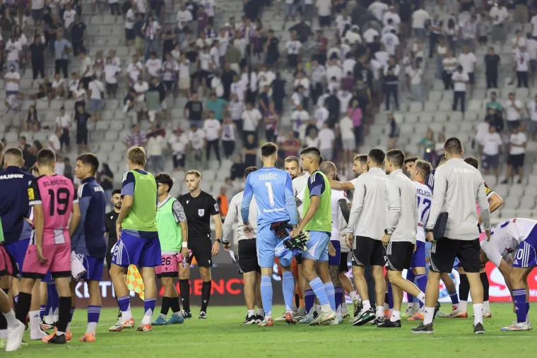 Uzavrela atmosfera na Poljudu: Misteroizne navijačice privukle pažnju