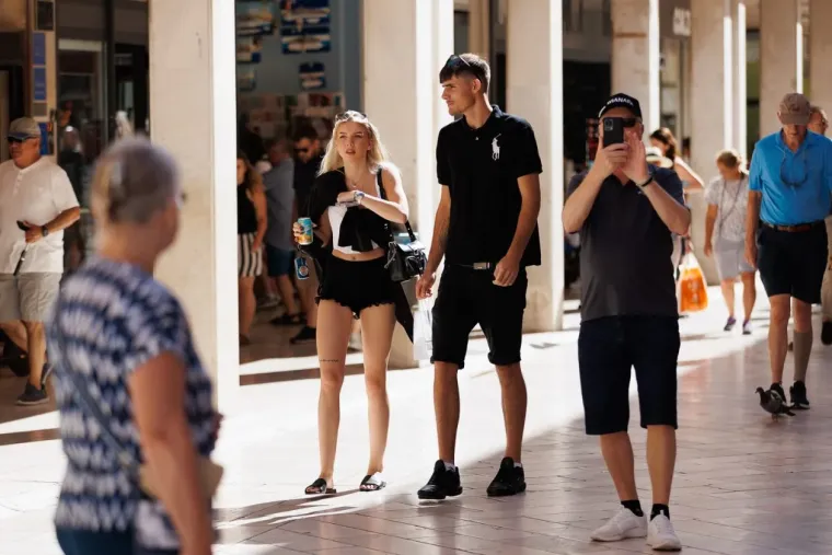 Pun Zadar zavodljivih djevojaka, ali plavuša u kratkoj ružičastoj suknji zna kako uzeti svu pažnju