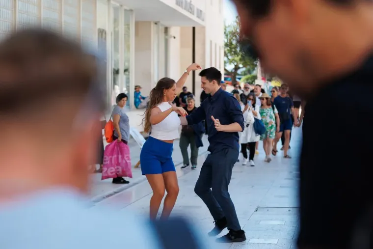 Pun Zadar zavodljivih djevojaka, ali plavuša u kratkoj ružičastoj suknji zna kako uzeti svu pažnju
