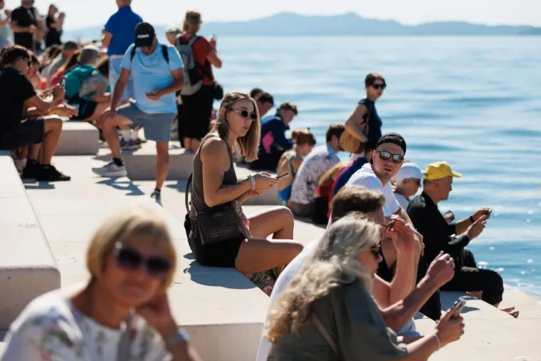 Pun Zadar zavodljivih djevojaka, ali plavuša u kratkoj ružičastoj suknji zna kako uzeti svu pažnju