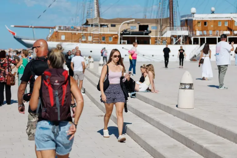 Pun Zadar zavodljivih djevojaka, ali plavuša u kratkoj ružičastoj suknji zna kako uzeti svu pažnju