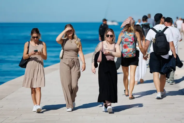 Pun Zadar zavodljivih djevojaka, ali plavuša u kratkoj ružičastoj suknji zna kako uzeti svu pažnju