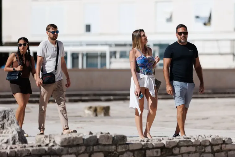 Pun Zadar zavodljivih djevojaka, ali plavuša u kratkoj ružičastoj suknji zna kako uzeti svu pažnju