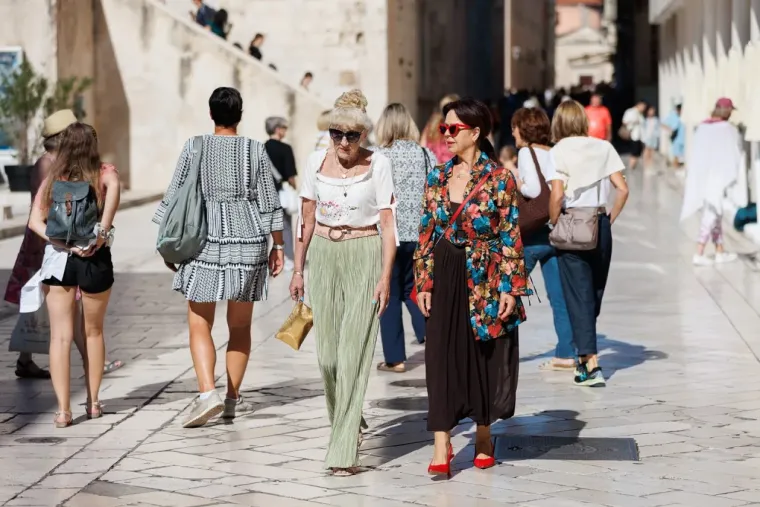 Pun Zadar zavodljivih djevojaka, ali plavuša u kratkoj ružičastoj suknji zna kako uzeti svu pažnju