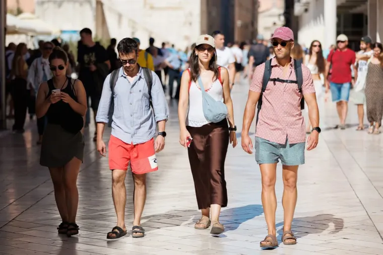 Pun Zadar zavodljivih djevojaka, ali plavu&scaron;a u kratkoj ružičastoj suknji zna kako uzeti svu pažnju