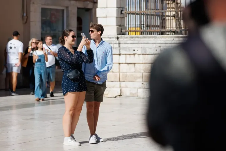 Pun Zadar zavodljivih djevojaka, ali plavu&scaron;a u kratkoj ružičastoj suknji zna kako uzeti svu pažnju