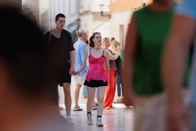 Pun Zadar zavodljivih djevojaka, ali plavu&scaron;a u kratkoj ružičastoj suknji zna kako uzeti svu pažnju