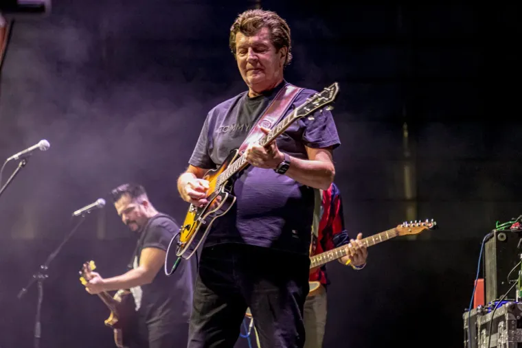 One su lomile srca ove subote: Svi su gledali u tri dame bujnog dekoltea