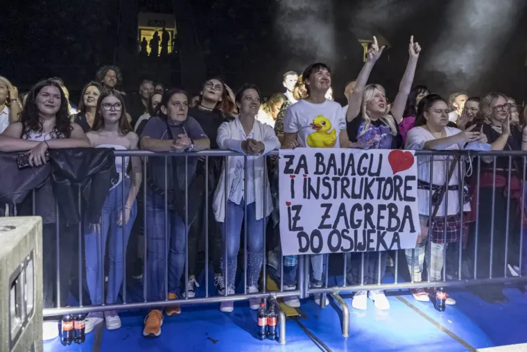 One su lomile srca ove subote: Svi su gledali u tri dame bujnog dekoltea