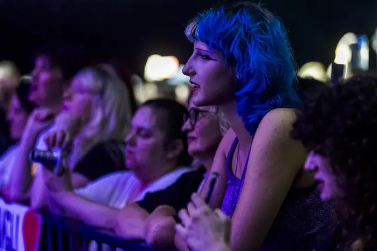 One su lomile srca ove subote: Svi su gledali u tri dame bujnog dekoltea