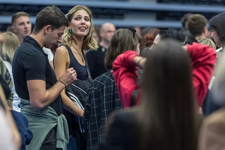 One su lomile srca ove subote: Svi su gledali u tri dame bujnog dekoltea