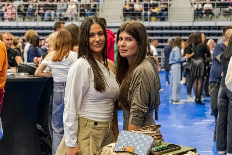 One su lomile srca ove subote: Svi su gledali u tri dame bujnog dekoltea