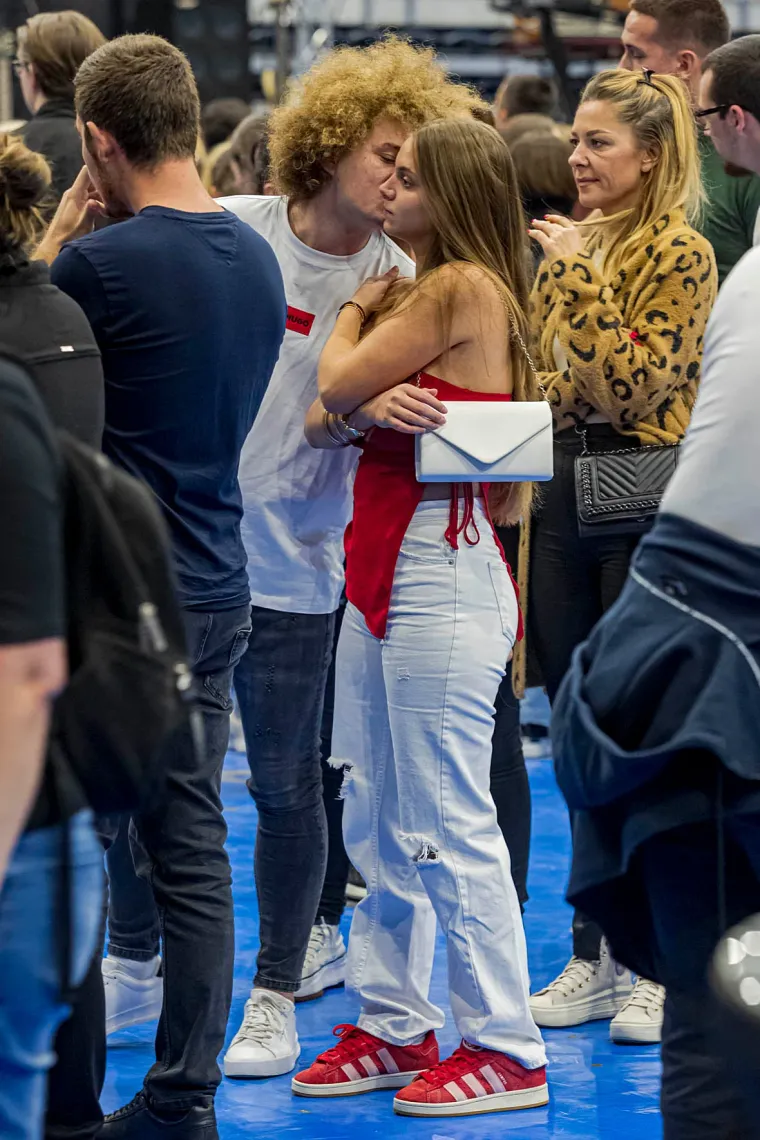 One su lomile srca ove subote: Svi su gledali u tri dame bujnog dekoltea