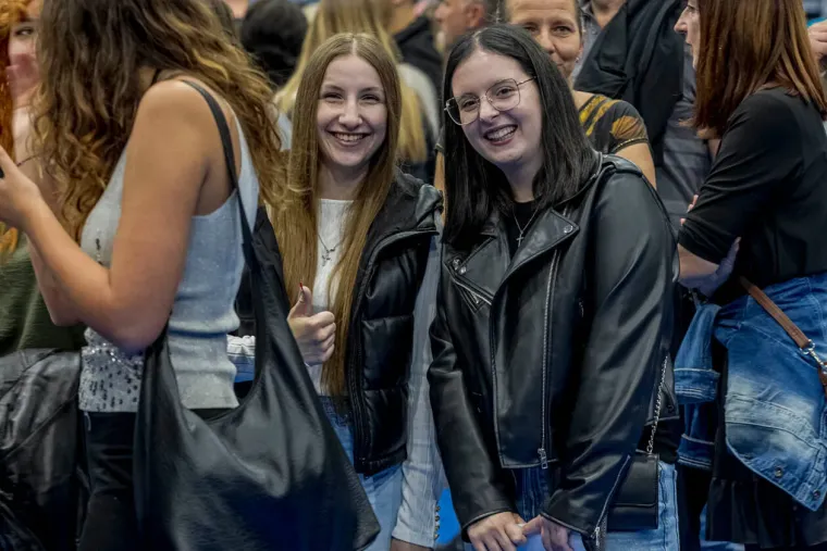 One su lomile srca ove subote: Svi su gledali u tri dame bujnog dekoltea