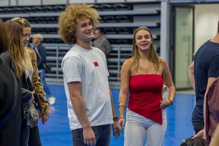 One su lomile srca ove subote: Svi su gledali u tri dame bujnog dekoltea