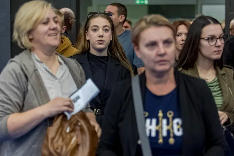 One su lomile srca ove subote: Svi su gledali u tri dame bujnog dekoltea