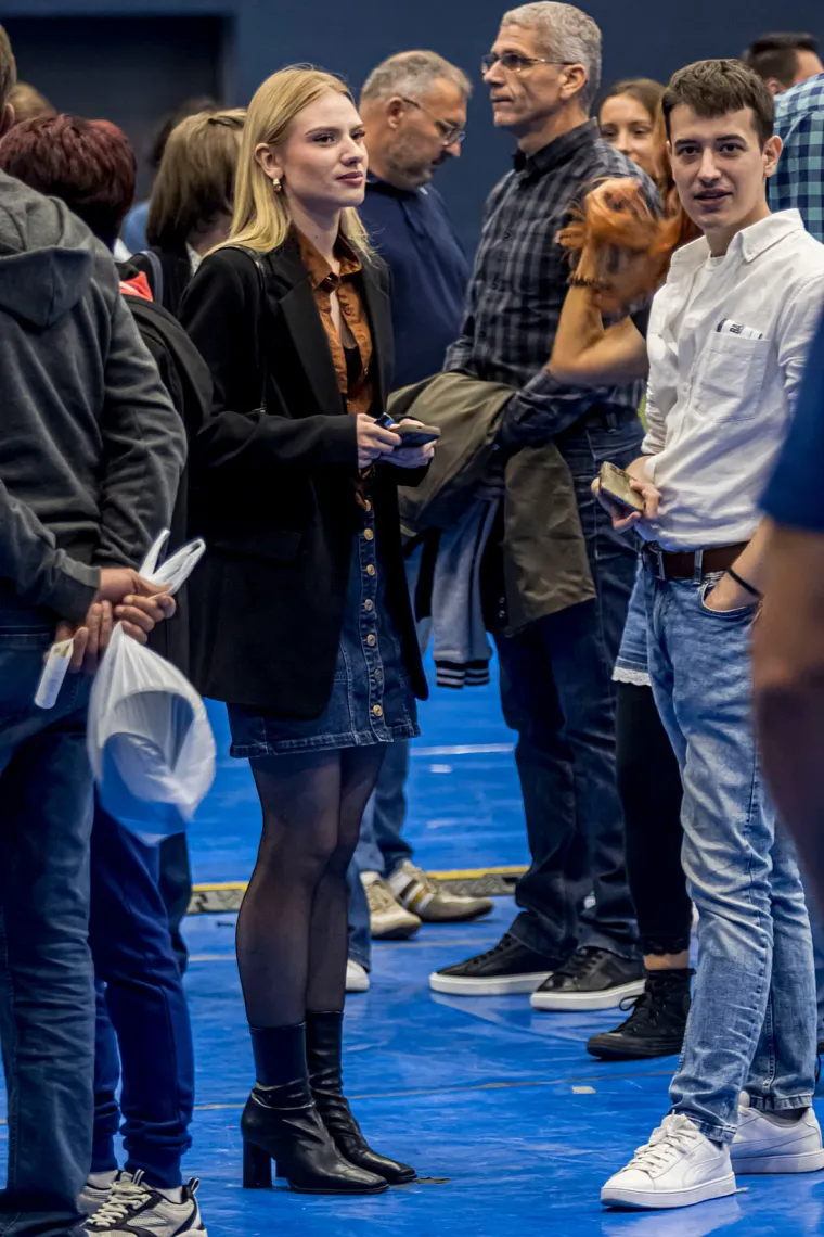 One su lomile srca ove subote: Svi su gledali u tri dame bujnog dekoltea