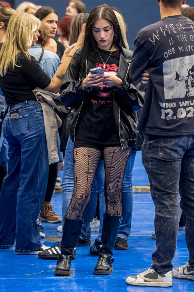 One su lomile srca ove subote: Svi su gledali u tri dame bujnog dekoltea