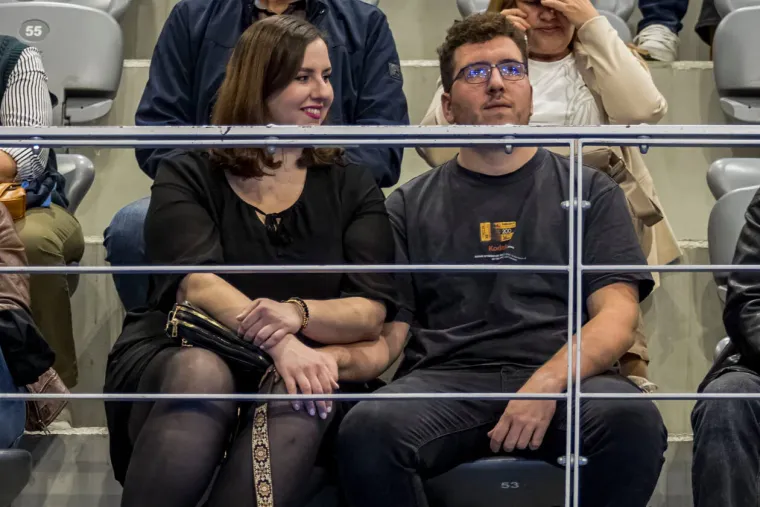 One su lomile srca ove subote: Svi su gledali u tri dame bujnog dekoltea