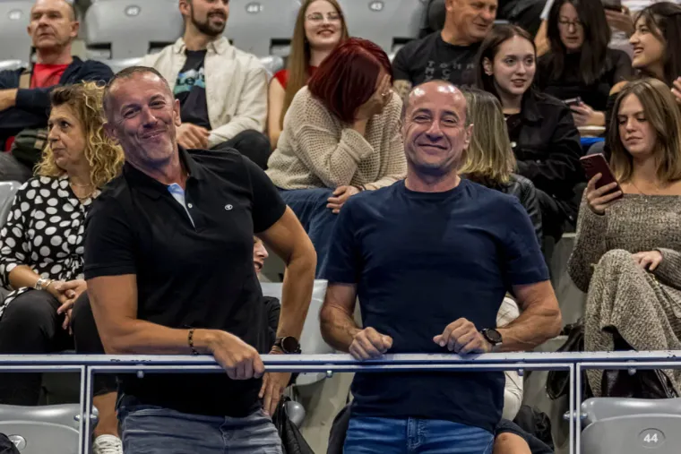 One su lomile srca ove subote: Svi su gledali u tri dame bujnog dekoltea