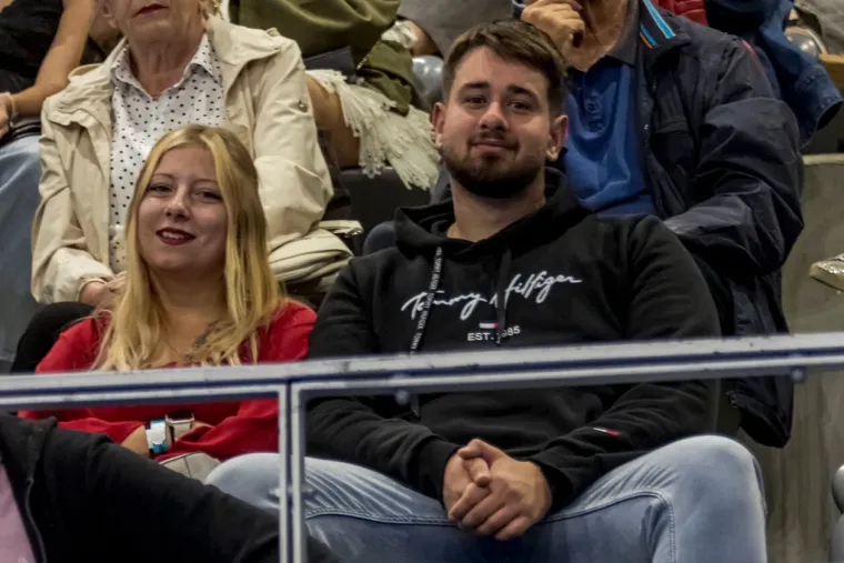 One su lomile srca ove subote: Svi su gledali u tri dame bujnog dekoltea