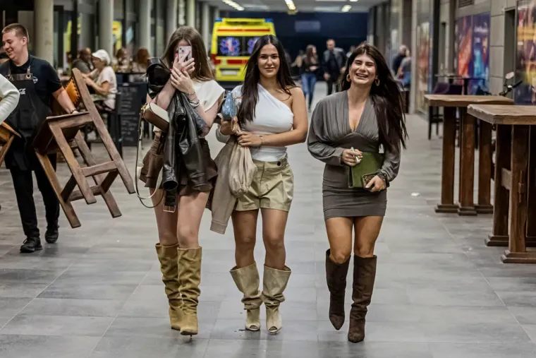 One su lomile srca ove subote: Svi su gledali u tri dame bujnog dekoltea