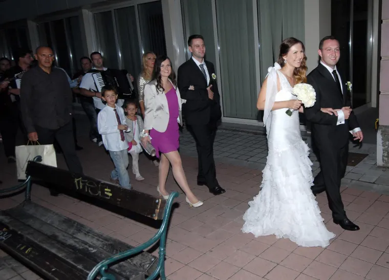 Ovako je Đurđa Adlešič slavila sinovo vjenčanje: Pratila ih povorka, stigla i Jadranka Kosor