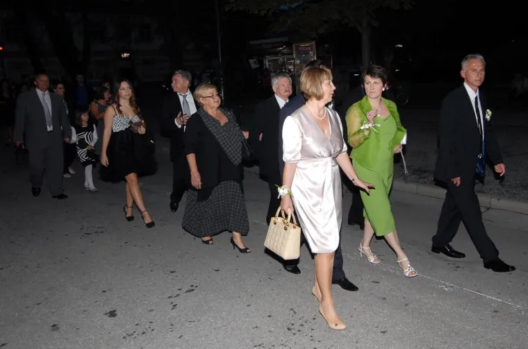 Ovako je Đurđa Adlešič slavila sinovo vjenčanje: Pratila ih povorka, stigla i Jadranka Kosor