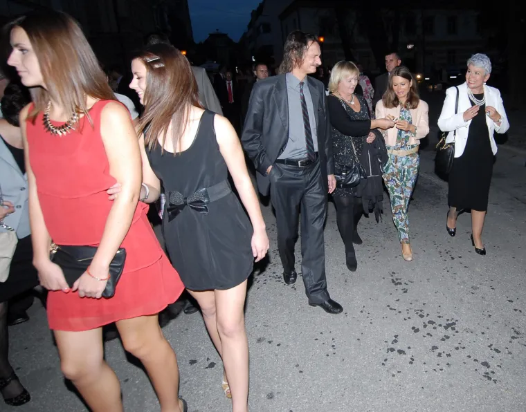 Ovako je Đurđa Adlešič slavila sinovo vjenčanje: Pratila ih povorka, stigla i Jadranka Kosor