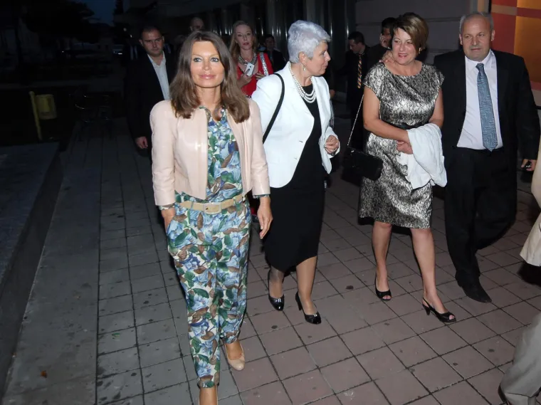 Ovako je Đurđa Adlešič slavila sinovo vjenčanje: Pratila ih povorka, stigla i Jadranka Kosor