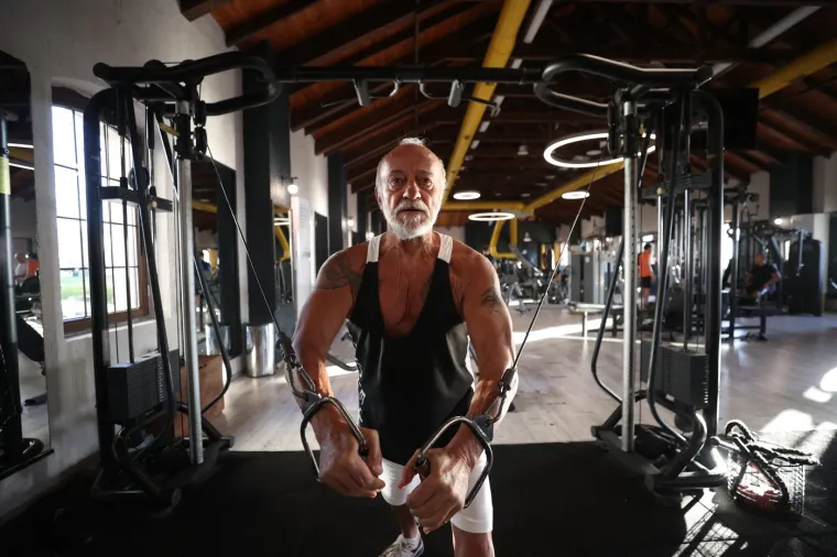 Pogledajte 76-godi&scaron;njaka koji je snažan kao Cro Cop: Bicepsi, tricepsi, a godine su samo broj