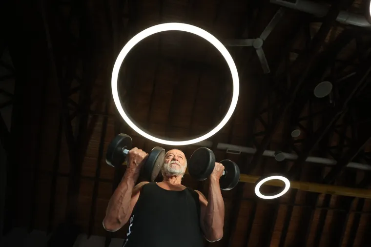 Pogledajte 76-godi&scaron;njaka koji je snažan kao Cro Cop: Bicepsi, tricepsi, a godine su samo broj