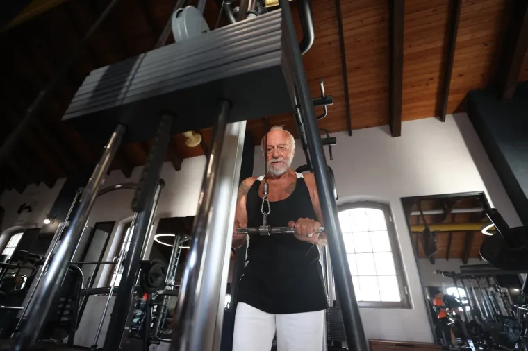 Pogledajte 76-godi&scaron;njaka koji je snažan kao Cro Cop: Bicepsi, tricepsi, a godine su samo broj