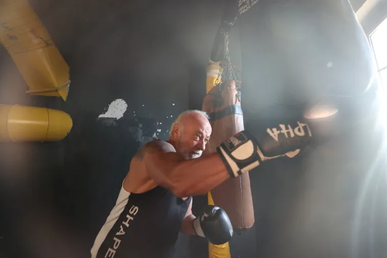 Pogledajte 76-godi&scaron;njaka koji je snažan kao Cro Cop: Bicepsi, tricepsi, a godine su samo broj