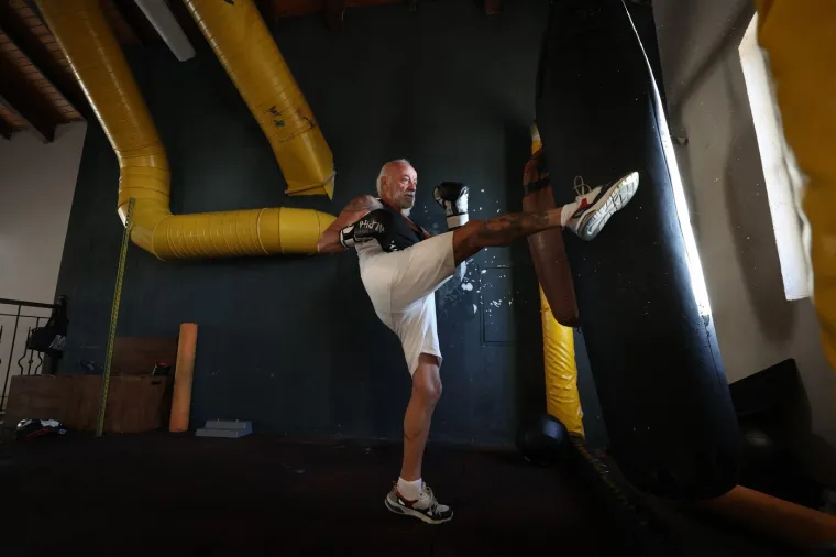 Pogledajte 76-godi&scaron;njaka koji je snažan kao Cro Cop: Bicepsi, tricepsi, a godine su samo broj