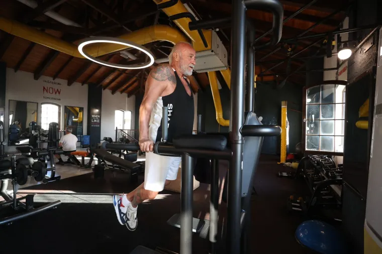 Pogledajte 76-godi&scaron;njaka koji je snažan kao Cro Cop: Bicepsi, tricepsi, a godine su samo broj