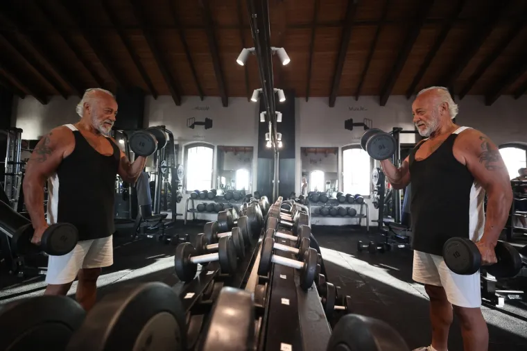 Pogledajte 76-godi&scaron;njaka koji je snažan kao Cro Cop: Bicepsi, tricepsi, a godine su samo broj