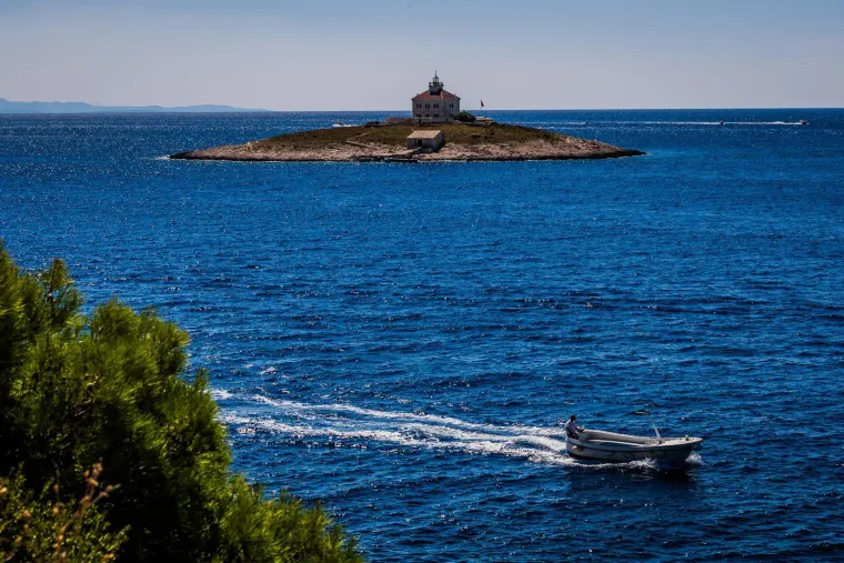 Savršeni kontrast užurbanom životu: Hrvatski otok koji mirom jednostavno poziva na odmor