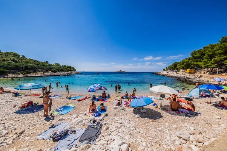 Savršeni kontrast užurbanom životu: Hrvatski otok koji mirom jednostavno poziva na odmor