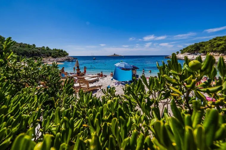 Savr&scaron;eni kontrast užurbanom životu: Hrvatski otok koji mirom jednostavno poziva na odmor