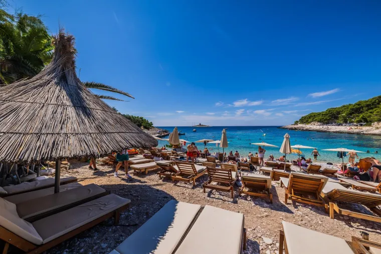 Savršeni kontrast užurbanom životu: Hrvatski otok koji mirom jednostavno poziva na odmor