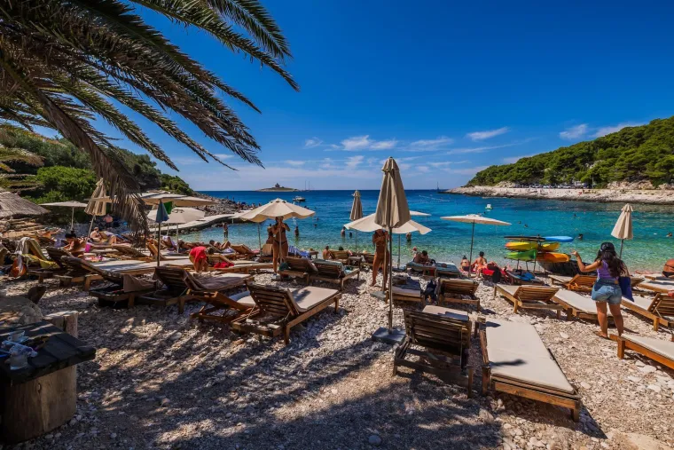 Savr&scaron;eni kontrast užurbanom životu: Hrvatski otok koji mirom jednostavno poziva na odmor