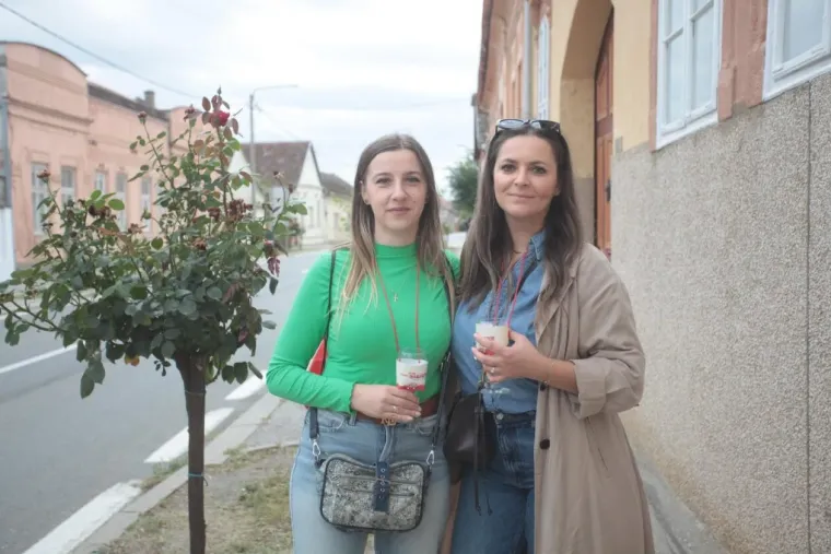 Pored njih nitko nije ni primjetio vino: Dvije brinete izazvale pravu pomutnju među posjetiteljima