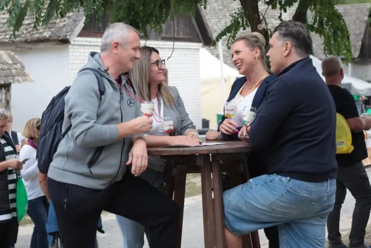 Pored njih nitko nije ni primjetio vino: Dvije brinete izazvale pravu pomutnju među posjetiteljima