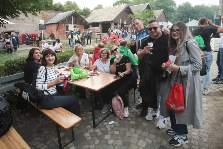 Pored njih nitko nije ni primjetio vino: Dvije brinete izazvale pravu pomutnju među posjetiteljima